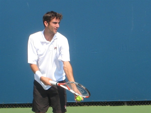  '2008 파일럿 펜 테니스' 대회 당시 빅토르 트로이츠키 선수를 상대하던 마린 칠리치의 모습.