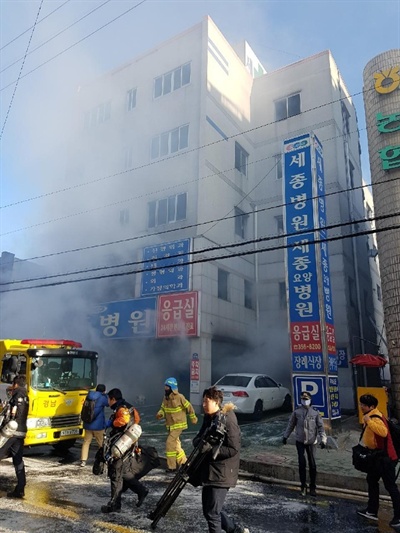 26일 오전 7시 30분께 경남 밀양시 가곡동 세종병원에서 불이나 소방대원이 화재 진압을 하고 있다.