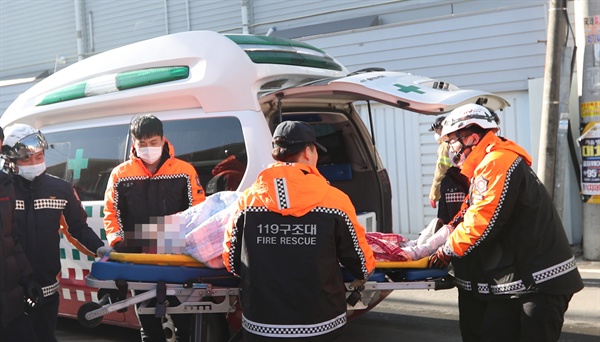 26일 오전 7시 30분께 경남 밀양시 가곡동 세종병원에서 불이나 소방대원이 인근 노인당에 있던 환자를 이송하고 있다.