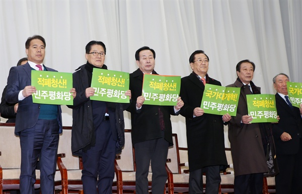 국민의당 통합반대파 의원들이 지난 25일 오후 목포해양대학교 체육관에서 열린 '민주평화당 창당 전남결의대회'에서 녹색 피켓을 들고 당색을 녹색으로 선포했음을 알리고 있다.