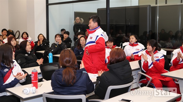 대화 나누는 남-북 단일팀 선수들 평창 동계올림픽 단일팀으로 뛸 남-북 여자 아이스하키 선수들이 26일 오전 충북 진천선수촌에서 이야기를 나누고 있다.