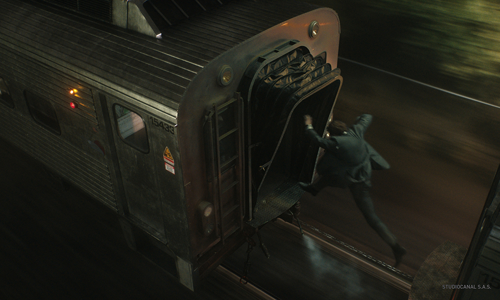  영화 <커뮤터>의 한 장면. 마이클(리암 니슨)은 좀처럼 속도가 줄어들지 않는 통근 열차와 객실칸을 분리하기 위해 목숨을 건다. 