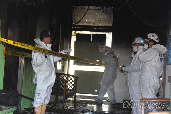 국립과학수사원(국과수)이 26일 오후 경남 밀양 세종병원 화재 현장을 감식하고 있다.