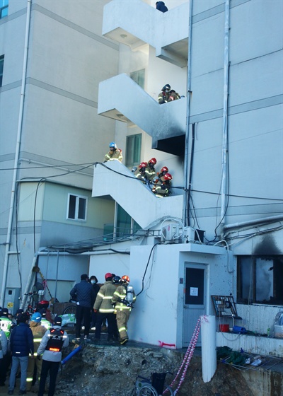 26일 밀양 세종병원 화재 현장에서 소방대원들이 환자를 구조하고 있다.