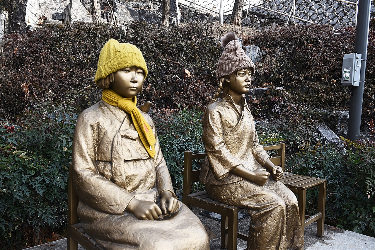 서울 성북동 가로공원에 나란히 앉아 있는 한중 평화의 소녀상 