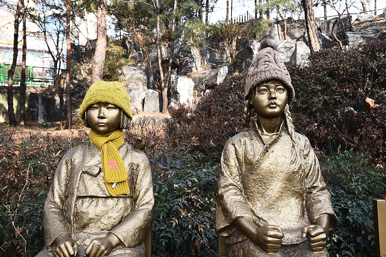 한국과 중국의 네사람의 예술가가 공동 작업한 소녀상. 서울 성북동 골짜기 들어가는 입구에 자리하고 있다.  