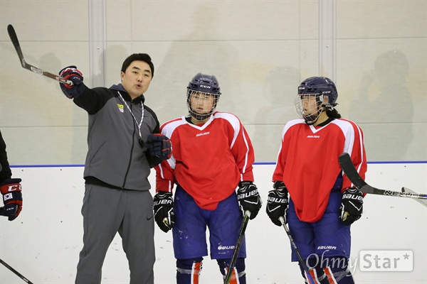 평창 동계올림픽에서 단일팀으로 뛸 북한 여자 아이스하키 선수들이 26일 오후 충북 진천선수촌에서 남측 코치와 함께 훈련을 하고 있다.
