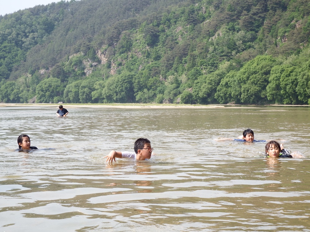 아이들이 안심하고 맘껏 뛰어놀 수 있는 강 내성천. 온몸으로 산 체험을 할 수
 있는 이런 강은 흔치 않다.