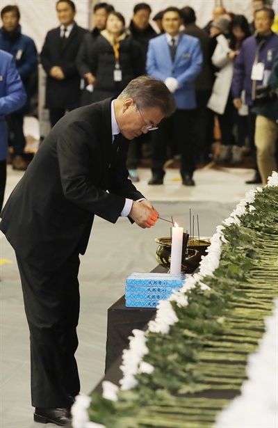 문재인 대통령이 27일 오전 경남 밀양시 세종병원 화재참사 합동분향소가 마련된 밀양 문화체육회관을 방문해 조문하고 있다.