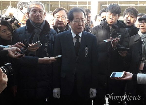  홍준표 자유한국당 대표가 27일 오후 밀양 세종병원 화재 참사 현장과 희생자 합동분향소를 방문했다. 