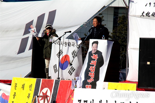  '자유민주주의 수호를 위한 나라사랑태극기연합'이 27일 오후 창원광장에서 집회를 열면서 중국 국기인 오성홍기와 북한 인공기 등을 앞세 붙여 놓았다.