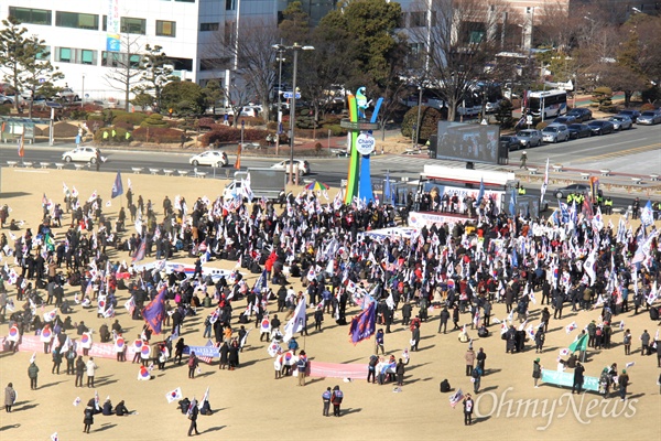  '박근혜 전 대통령 무죄 석방 천만인 서명운동본부'와 대한애국당이 27일 오후 창원광장에서 집회를 열었다.