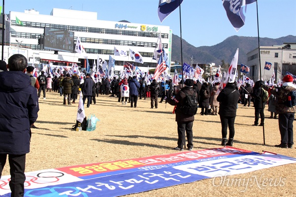  '박근혜 전 대통령 무죄 석방 천만인 서명운동본부'와 대한애국당이 27일 오후 창원광장에서 집회를 열었다.