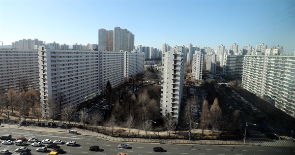 정부의 1가구 1고가주택 보유세 인상 방안이 검토되고 있다. 사진은 서울 송파구의 한 아파트 단지. 