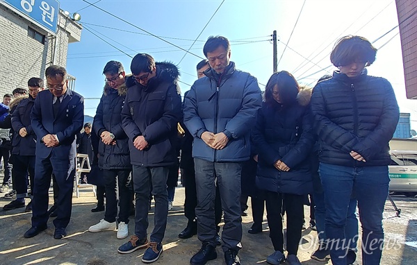  28일 오전 28일 오전 밀양 세종병원 화재 참사 현장을 찾은 제천스포츠센터 화재 참사 유족들이 참사 현장에서 고인들을 위한 묵념을 하고 있다. 