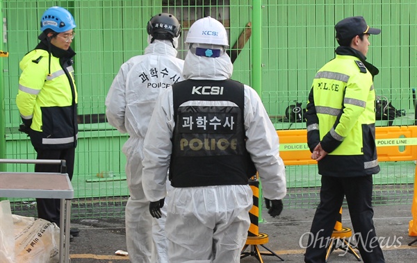  28일 오후 3차 현장감식이 진행중인 밀양 세종병원 안으로 경찰 과학수사 요원들이 들어서고 있다. 