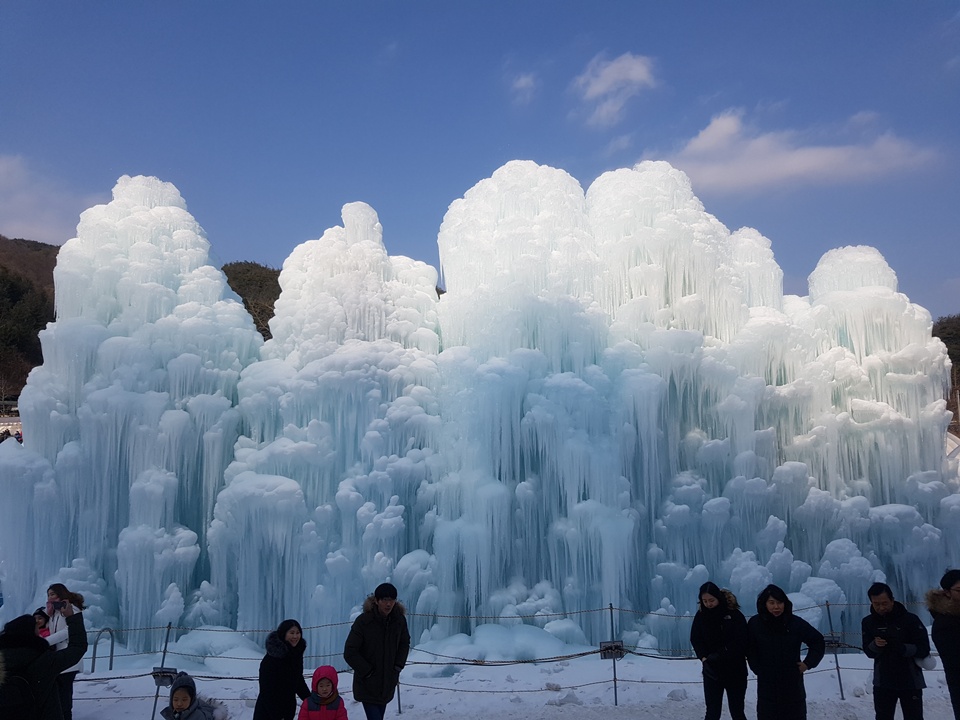 '얼음분수축제'중 단연 관광객의 눈길을 끄는 것은 거대한 크기로 얼어붙은 얼음 분수다. 얼음 분수 위에서 뿜어내는 물이 추운 날씨에 밑에서부터 얼어붙어 멋있는 한 폭의 수채화 같은 모습을 연상케 했다. 얼음 분수대 앞에서는 많은 관광객이 인증사진을 찍으며 겨울을 만끽하고 있다.