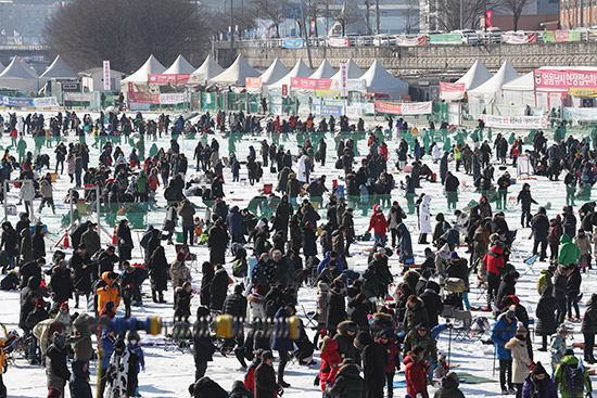 28일 2018화천산천어축제 마지막 날 축제장을 찾은 관광객들이 가득찼다.