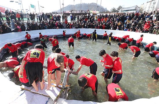 28일 2018화천산천어축제장 산천어 맨손잡기 체험장에서 참가자들이 맨발로 물에 들어가 산천어를 잡기위해 집중하고 있다. 