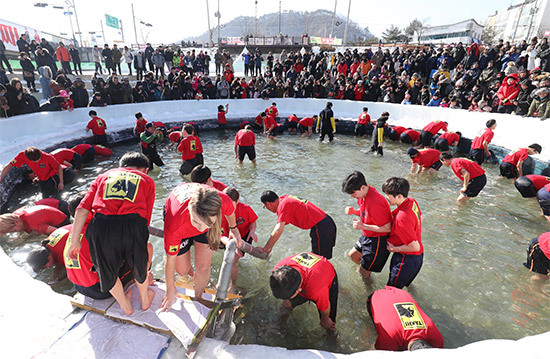 산천어 맨손잡기 체험장 28일 2018화천산천어축제장 산천어 맨손잡기 체험장에서 참가자들이 맨발로 물에 들어가 산천어를 잡기위해 집중하고 있다. 