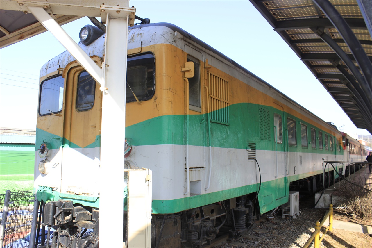 1969년 제작되어 현재는 철도박물관에서 보존 중인 카와사키 디젤 동차. 이번 청소년 철도 교류회의 장소로 사용되었다.