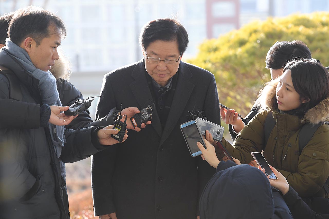  '세월호특별조사위원회 활동 방해' 의혹을 받고 있는 김영석 전 해수부 장관이 29일 오전 서울 송파구 서울동부지방검찰청에 피의자 신분으로 조사를 받기위해 출석하며 고개를 숙이고 있다. 해양수산부는 "박근혜정부 시절 일부 해수부 공무원들이 세월호특조위의 조사활동을 방해하고 이에 대한 대응방안 문건 등 정황자료를 확보했다"며 검찰에 수사를 의뢰했다. 2018.01.29