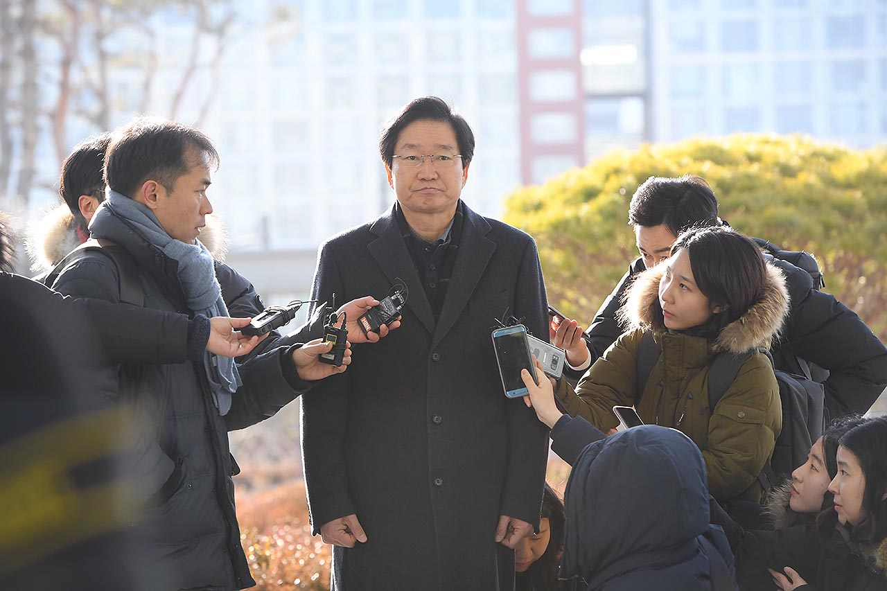  '세월호특별조사위원회 활동 방해' 의혹을 받고 있는 김영석 전 해수부 장관이 29일 오전 서울 송파구 서울동부지방검찰청에 피의자 신분으로 조사를 받기위해 출석하고 있다. 해양수산부는 "박근혜정부 시절 일부 해수부 공무원들이 세월호특조위의 조사활동을 방해하고 이에 대한 대응방안 문건 등 정황자료를 확보했다"며 검찰에 수사를 의뢰했다. 2018.01.29