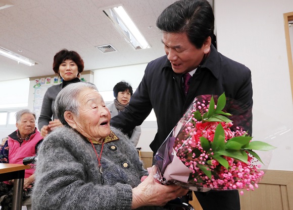  박항서 감독 어머니에게 꽃다발 전하는 허기도 군수