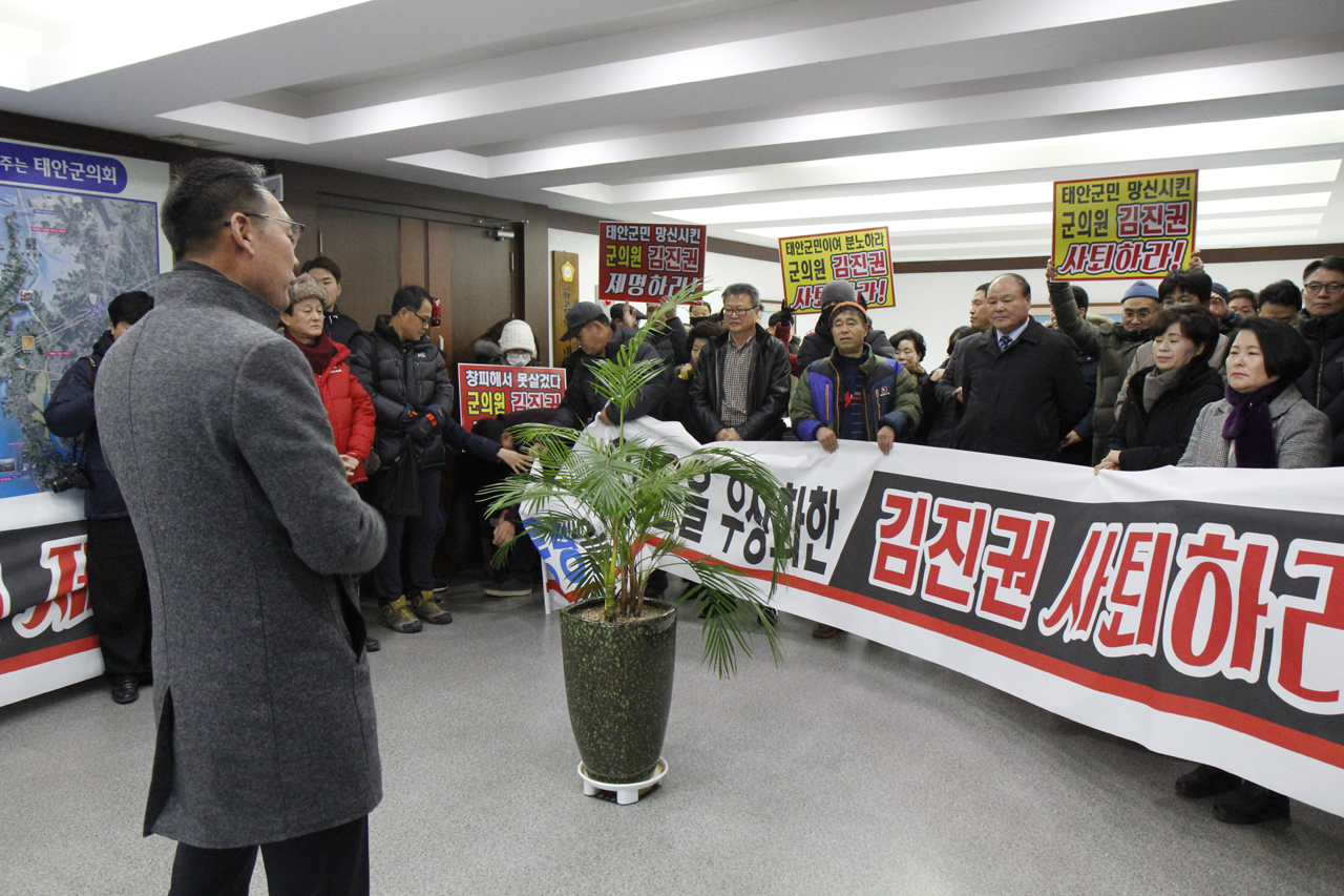 민주당원들이 돌아가며 김 의원의 행태를 꼬집는 발언을 이어가고 있다.