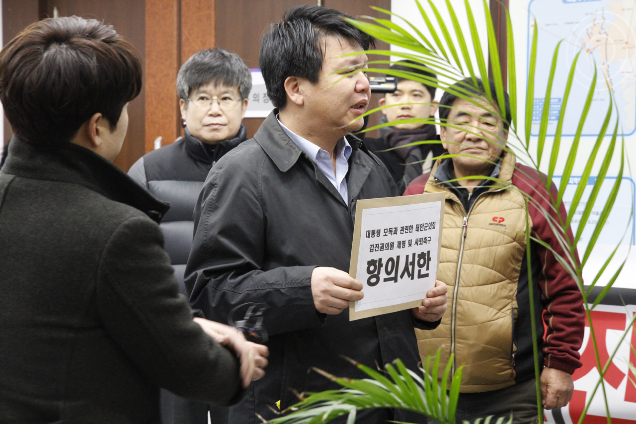 항의서한 전달하기 전 인사말 하는 안운태 민주당 서산태안지역위원장 안 위원장이 항의서한에 담긴 내용을 설명하고 있다. 항의서한에는 김진권 의원의 제명과 의원직 사퇴, 재발방지 약속 등의 요구사항이 담겼다.