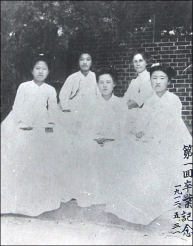 차보석 선생이 재직하던 때의 대구 신명여학교 제1회 졸업생(1912년) 사진 