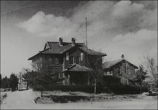 신명여학교 본관 차보석 선생의 재직때인 1913년 신명여학교 본관모습, 지금은 헐려 그 모습을 볼 수 없다 