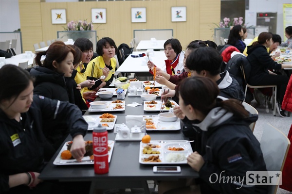 함께 식사하는 남북 선수들 평창 동계올림픽 단일팀으로 뛰게 될 북측 여자 아이스하키 선수들이 충북 진천선수촌에서 남측 선수들과 합동훈련을 시작한 가운데 28일 남북 선수들이 함께 식사를 하고 있다.