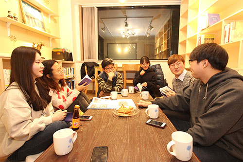 천주교 노동사목의 청년 모임 ‘북북(book book)’ 회원들이 책을 읽고 토론하고 있다.
