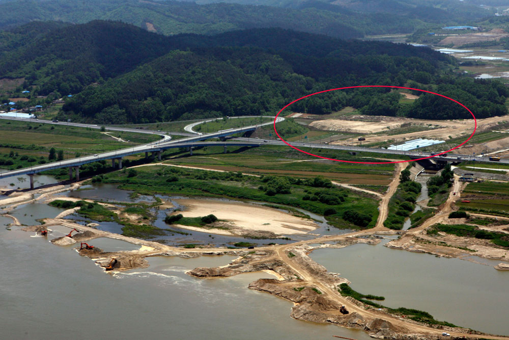 4대강 사업이 진행되던 2011년 충남 부여군 저석리 농경지에 리모델링 사업으로 강에서 퍼낸 모래를 쌓아 놓았다. 