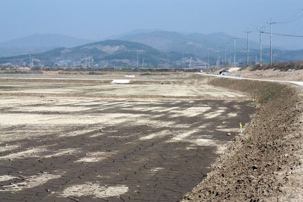 4대강 사업 당시 인근 강변에서 퍼낸 모래로 농경지 복토가 끝난 농지.