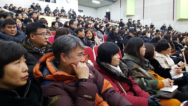 김성환 노원구청장의 저서 <공존의 시대> 출판기념회에 참석한 노원구 주민들.