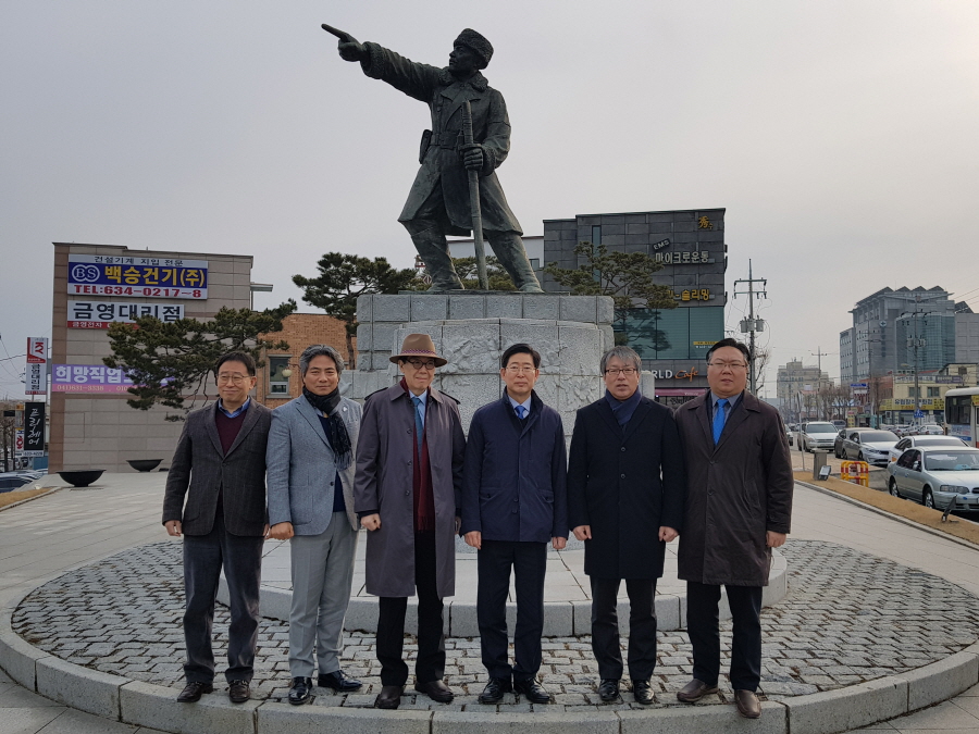 양승조 의원은 1월22일 홍성군을 시작으로 충남 15개 시군 민생탐방에 들어갔다. 홍성군 김좌진 장군 동상 앞에서 지역 인사들과 함께 한 기념촬영. 