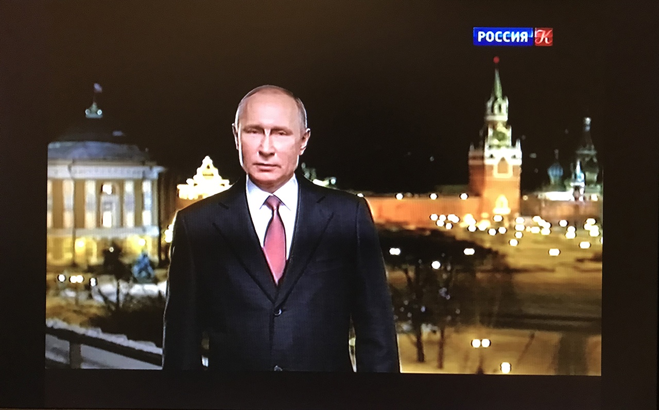 푸틴 대통령이 텔레비전에 나와 새해 축사를 하고 있다. 