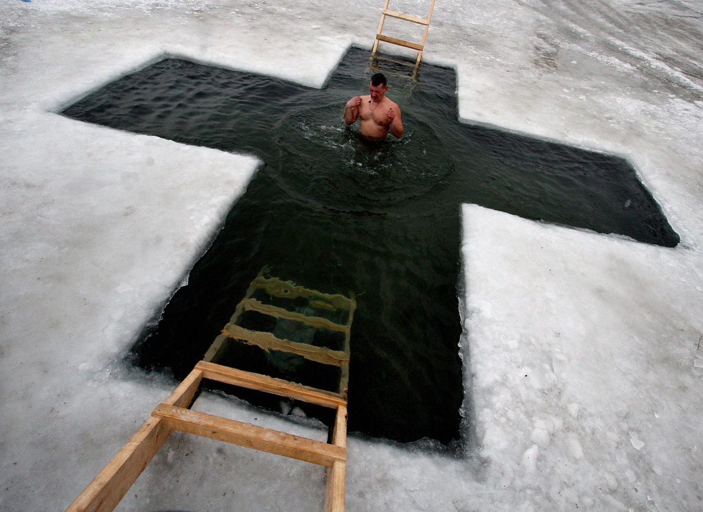 예수세례 축일에 러시아인이 얼음 물 속에 몸을 담그고 있다. 