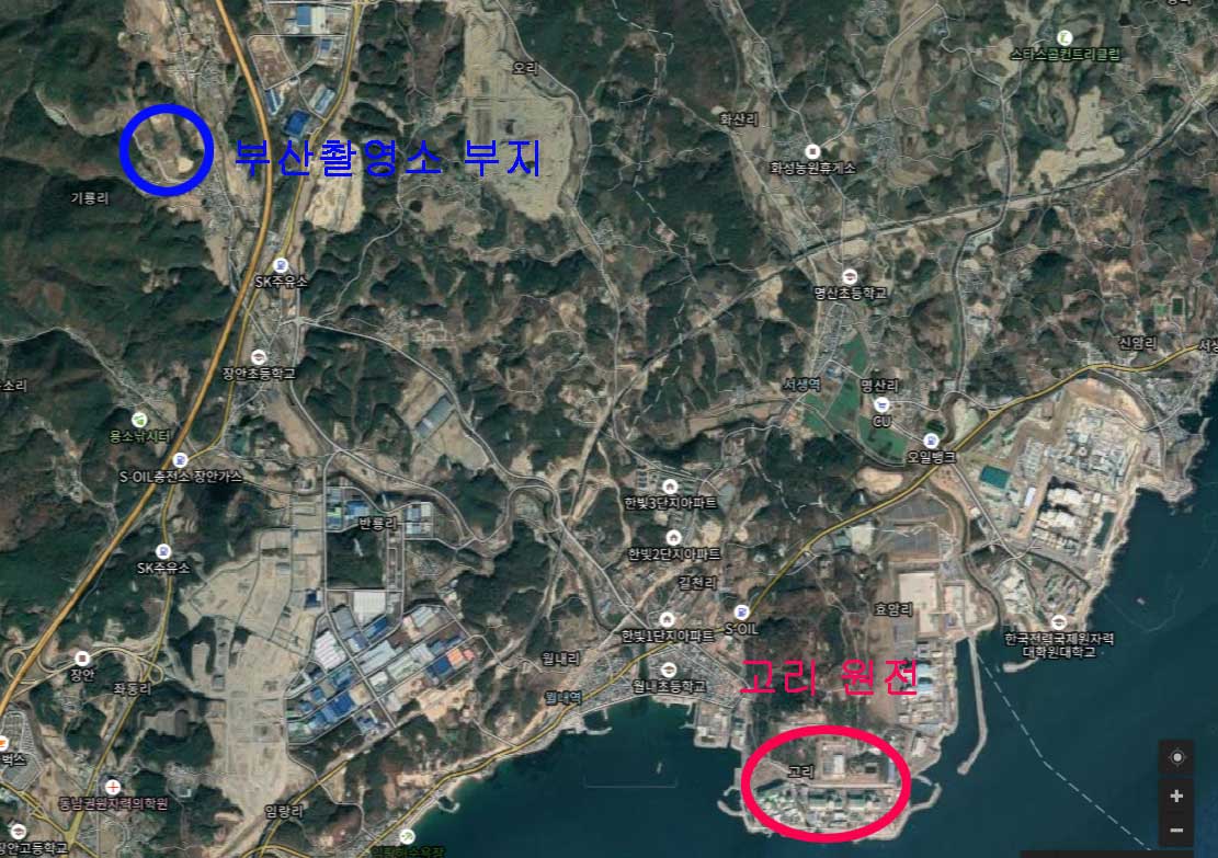  부산촬영소 건립 예정지(파란색 원) 인근에 위치한 고리 원전(빨간색 원). 직선 거리로 6km가 안 될 만큼 가까이에 있다.  