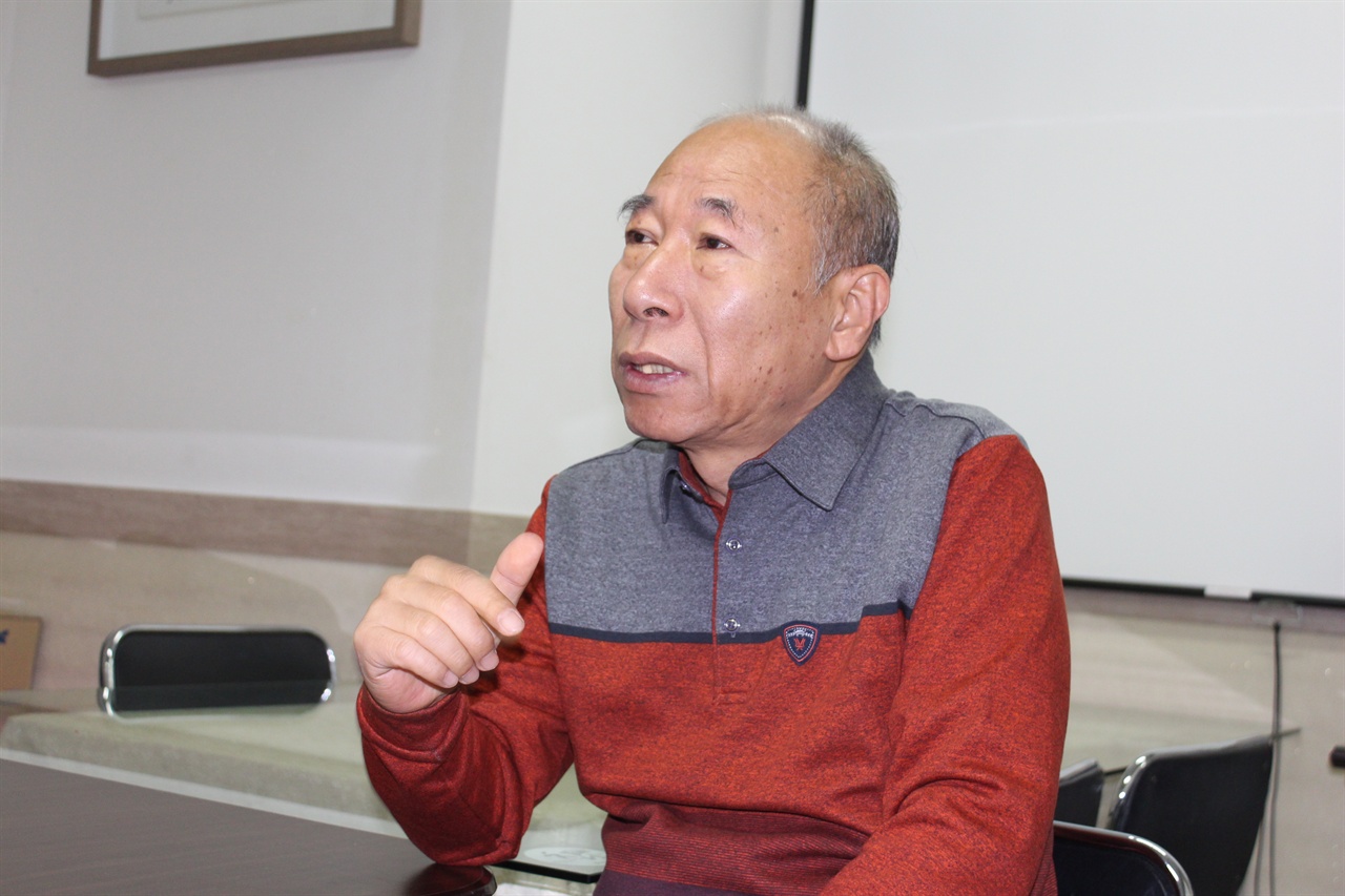 올해 2월 정년퇴임을 앞두고 소회를 이야기하는 신근홍 선생님