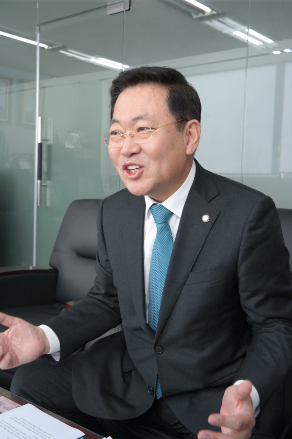 박남춘은 “평범한 삶이 행복한 인천, 인천시민이라는 것이 자부심과 명예가 되는 도시 인천을 만들고 싶다”고 말했다.
