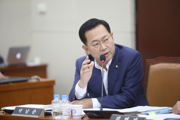 박남춘 위원장은 유정복 시장의 인천시정 4년에 대해 대부분의 분야에서 실패와 과오가 많았다고 평가했다.