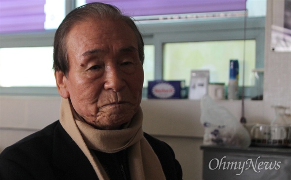 어린시절 가족과 함께 군함도에서 6년을 생활한 구연철(88)씨가 30일 <오마이뉴스>와 만났다. 구씨는 부산 일본영사관 앞에 일제강제징용노동자상이 만들어져야한다고 강조했다. 
