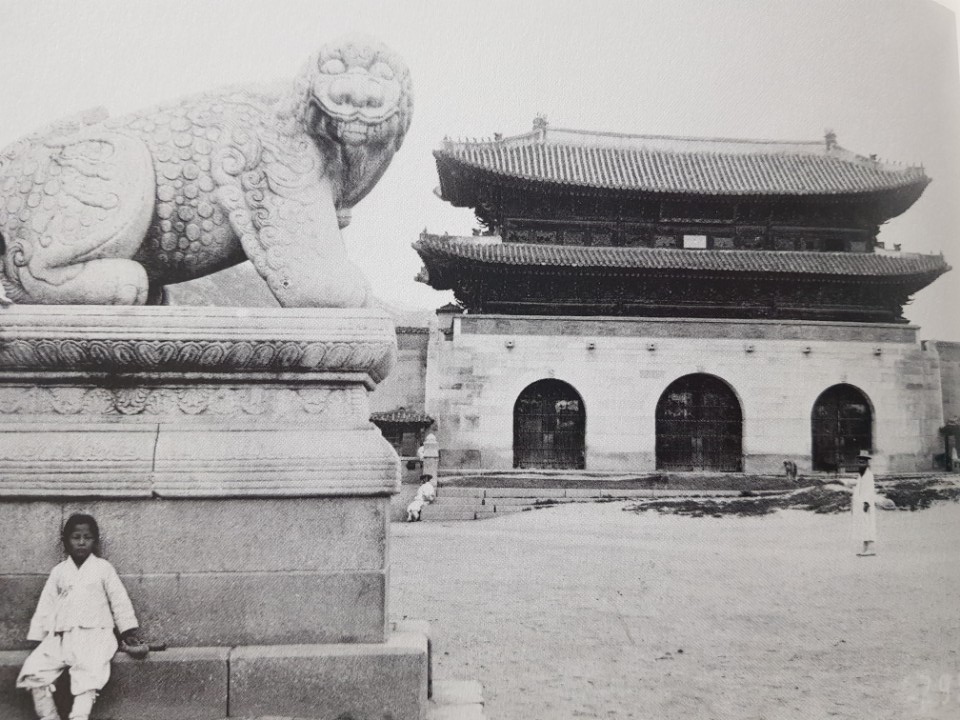 코넬대학교 도서관 소장, 경복궁 광화문과 해태상 사진. 광화문 현판이 비교적 가깝게 찍힌 사진이다. 