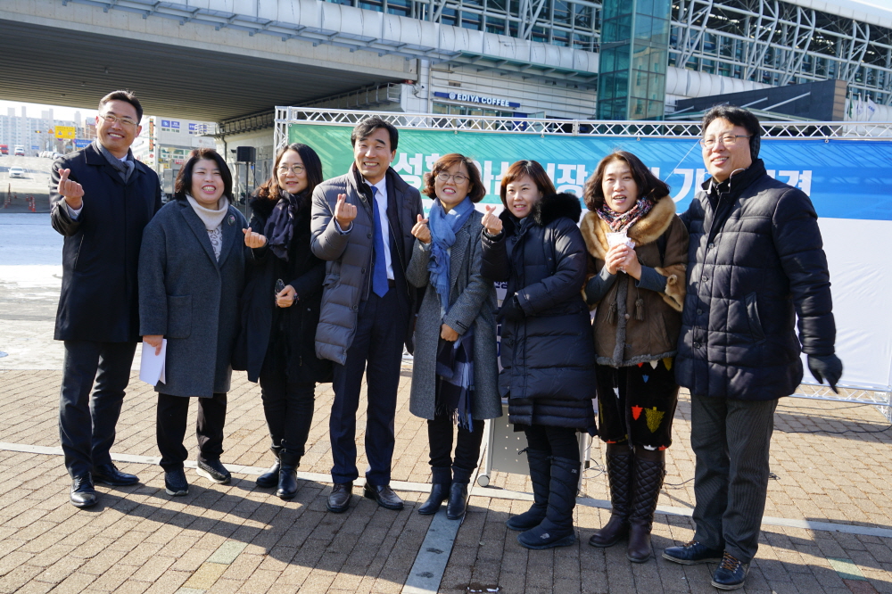 아산시장 출마 기자회견을 마친 전성환 전 서울시장 대외협력보좌관이 지지자들과 기념촬영을 가졌다. 