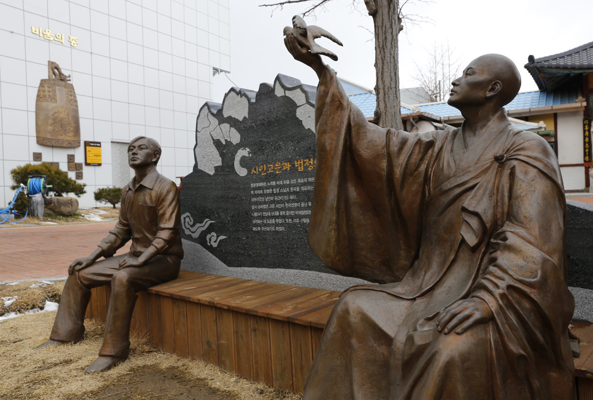 일본식 목조 사찰 정광정혜원 앞에 세워진 법정스님과 고은 시인의 조형물. 젊은 날 두 사람이 만났던 인연을 상징하고 있다.