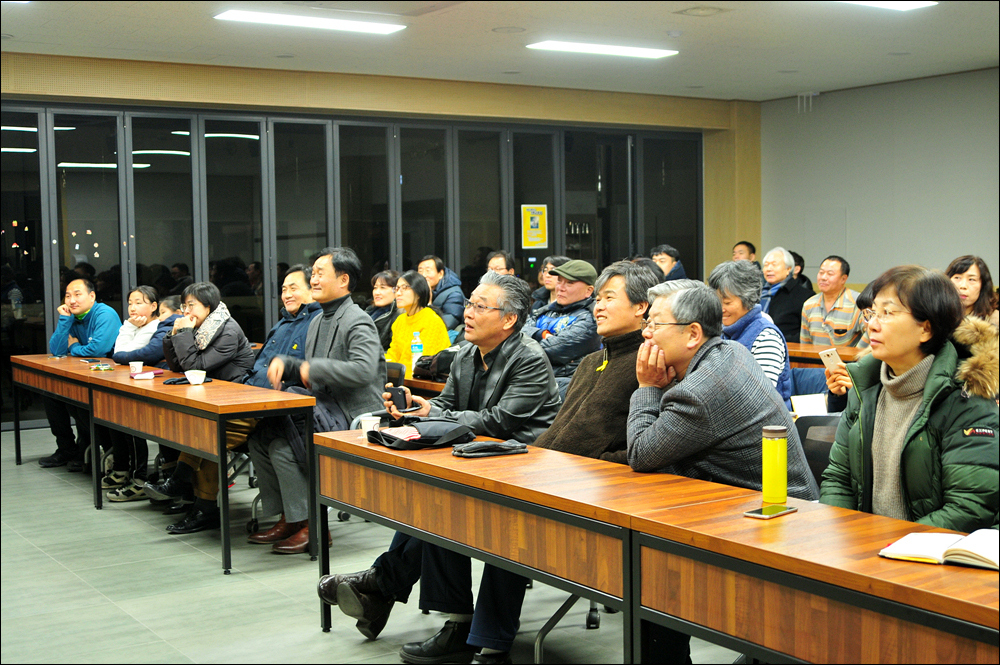   진천규 기자의 방북취재기 강연에 흥미와 관심을 보이는 참가자들.