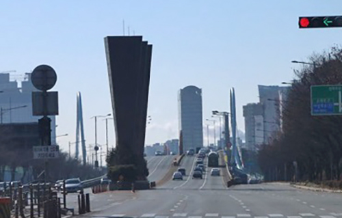 세금 낭비 논란이 지속되고 있는 인천 송도1교 전광판 탑(ING Tower).